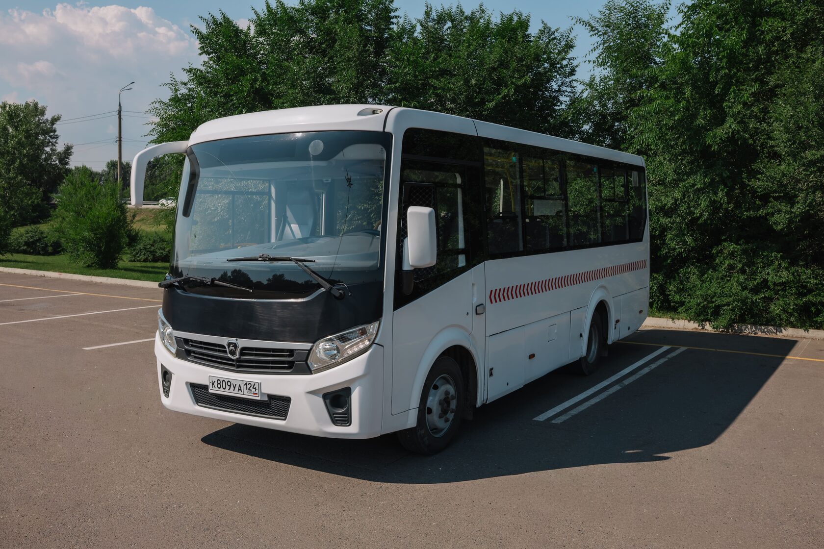Белый туристический автобус