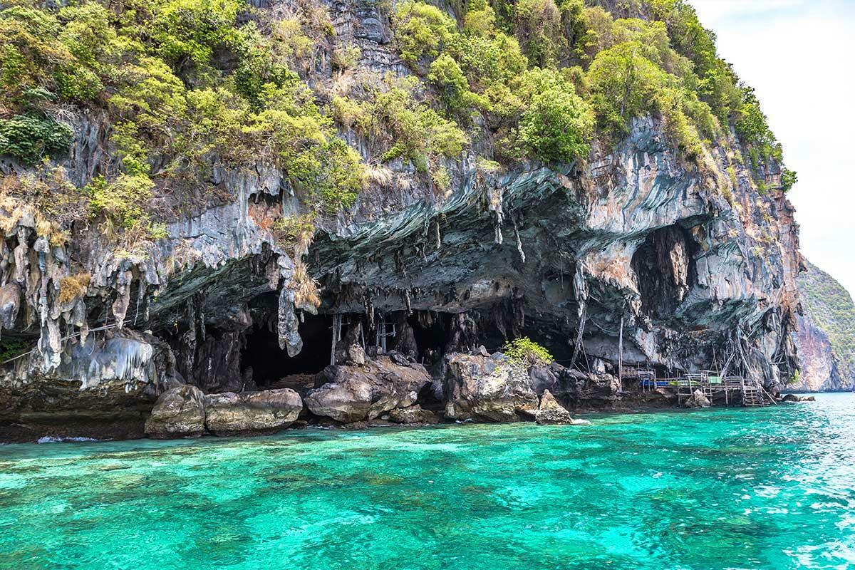 Вход в Viking Cave на Пхи-Пхи Лей со стороны моря