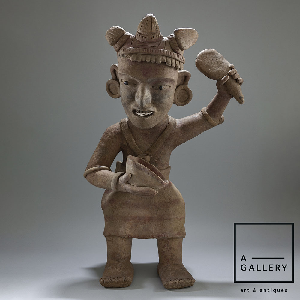 Фигура жреца с чашей и лопаткой, Веракрус (600-900 гг. н.э.). Коллекция A-Gallery, Москва.