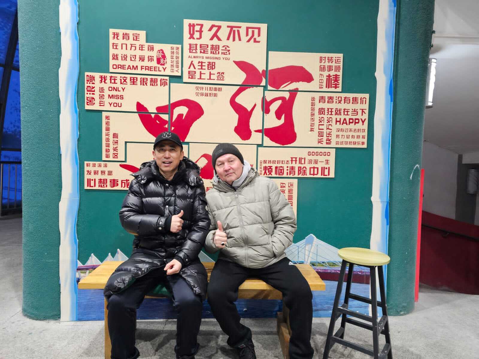 довольные клиент после протезирования зубов в Китае