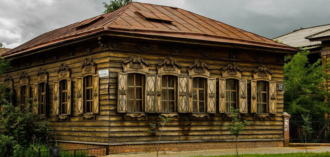 Фото старых деревянных домов. Калуга деревянное зодчество. Старый дом в Иркутске. Старый деревянный дом Березовский. Старый деревянный Иркутск.