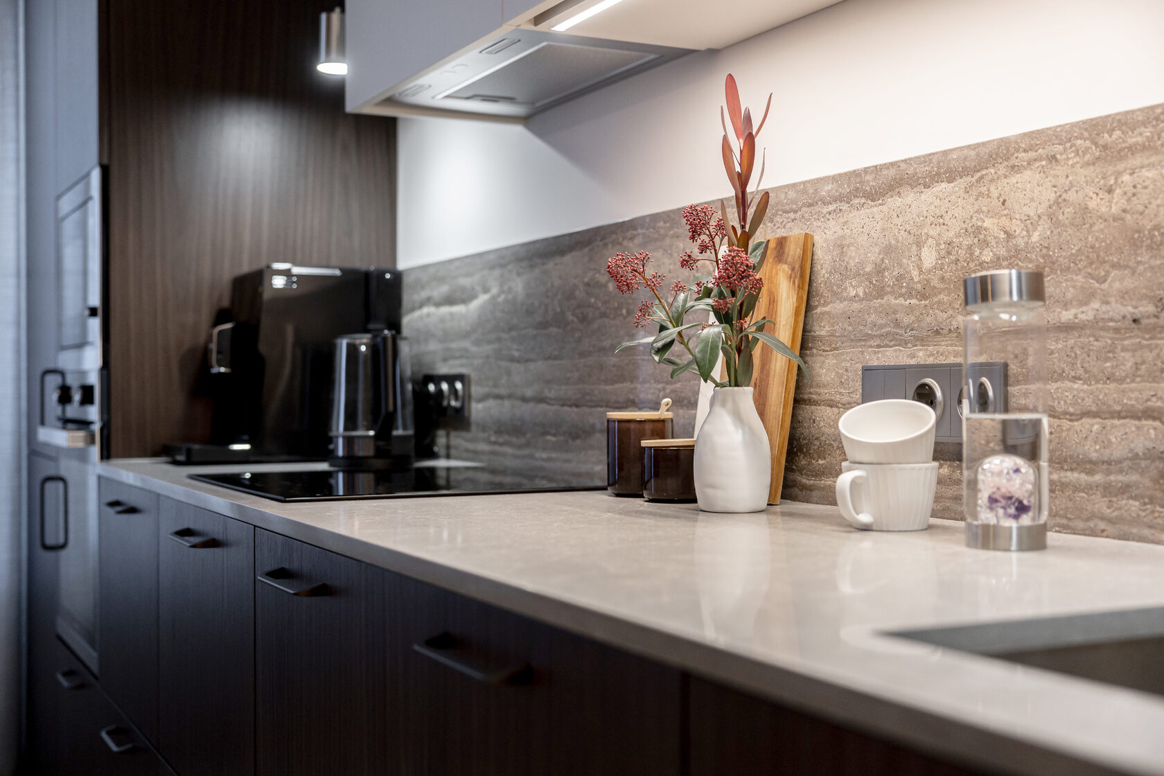 Кухня с островом из мрамора