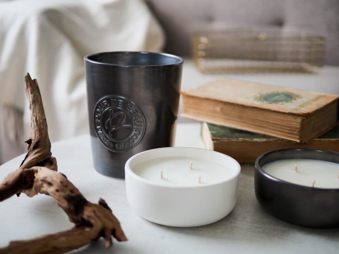 свечи в фарфоре черные и белые и книги