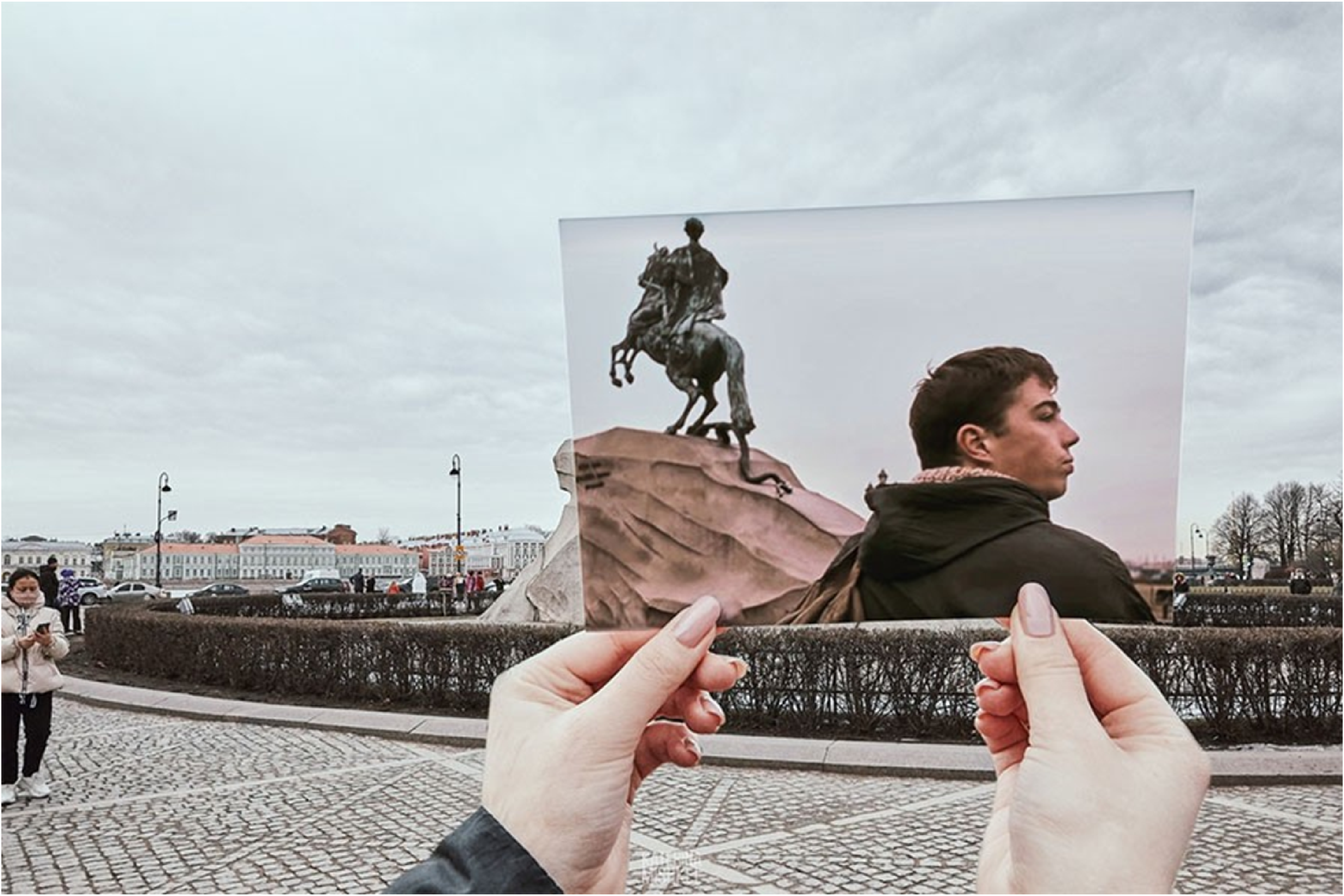 Брат в питере. Сергей Бодров у медного всадника. Бодров брат медный всадник. Данила Багров у медного всадника. Данила Бодров у медного всадника.