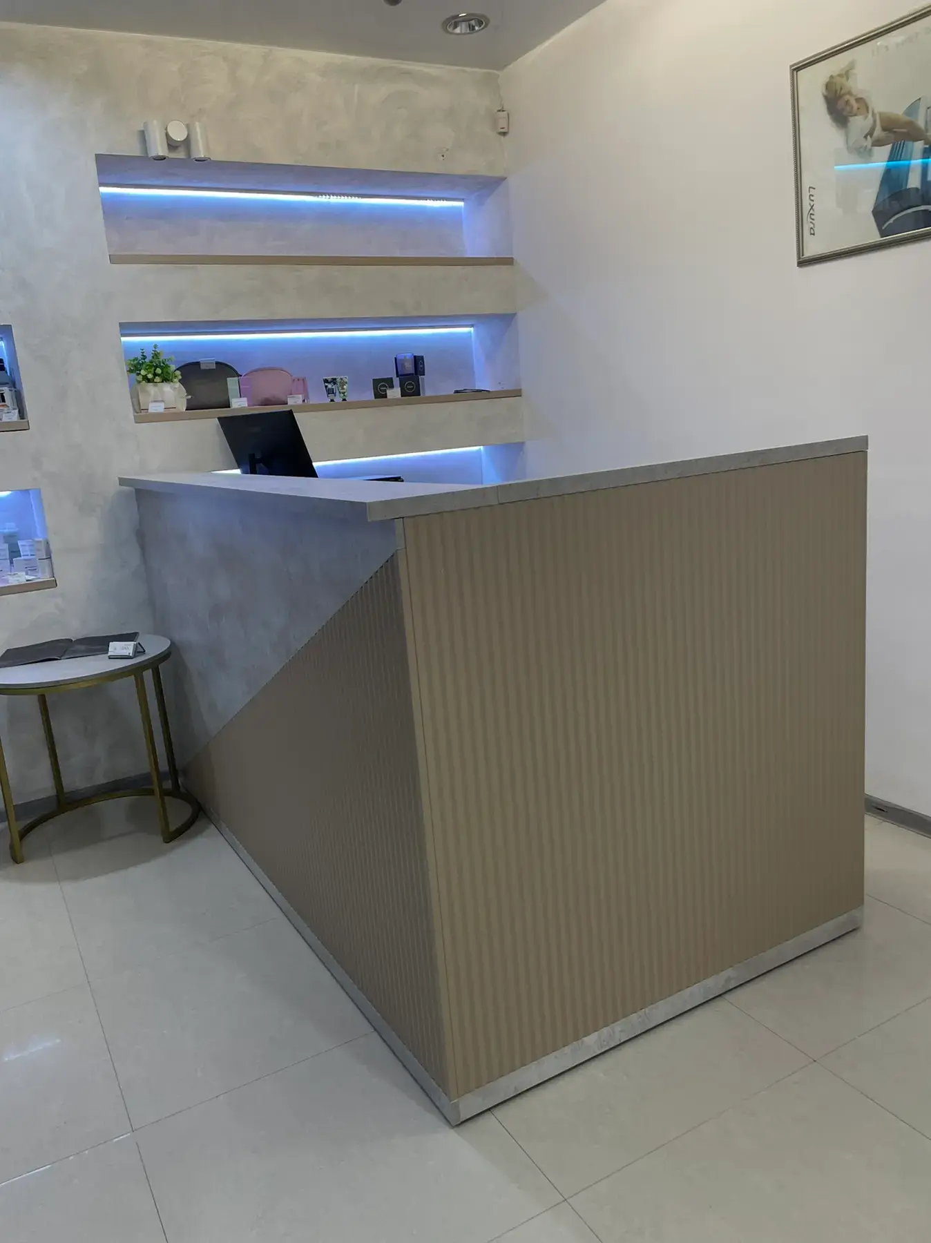 Стойка ресепшен для коммерческого помещения на заказ в Сургуте