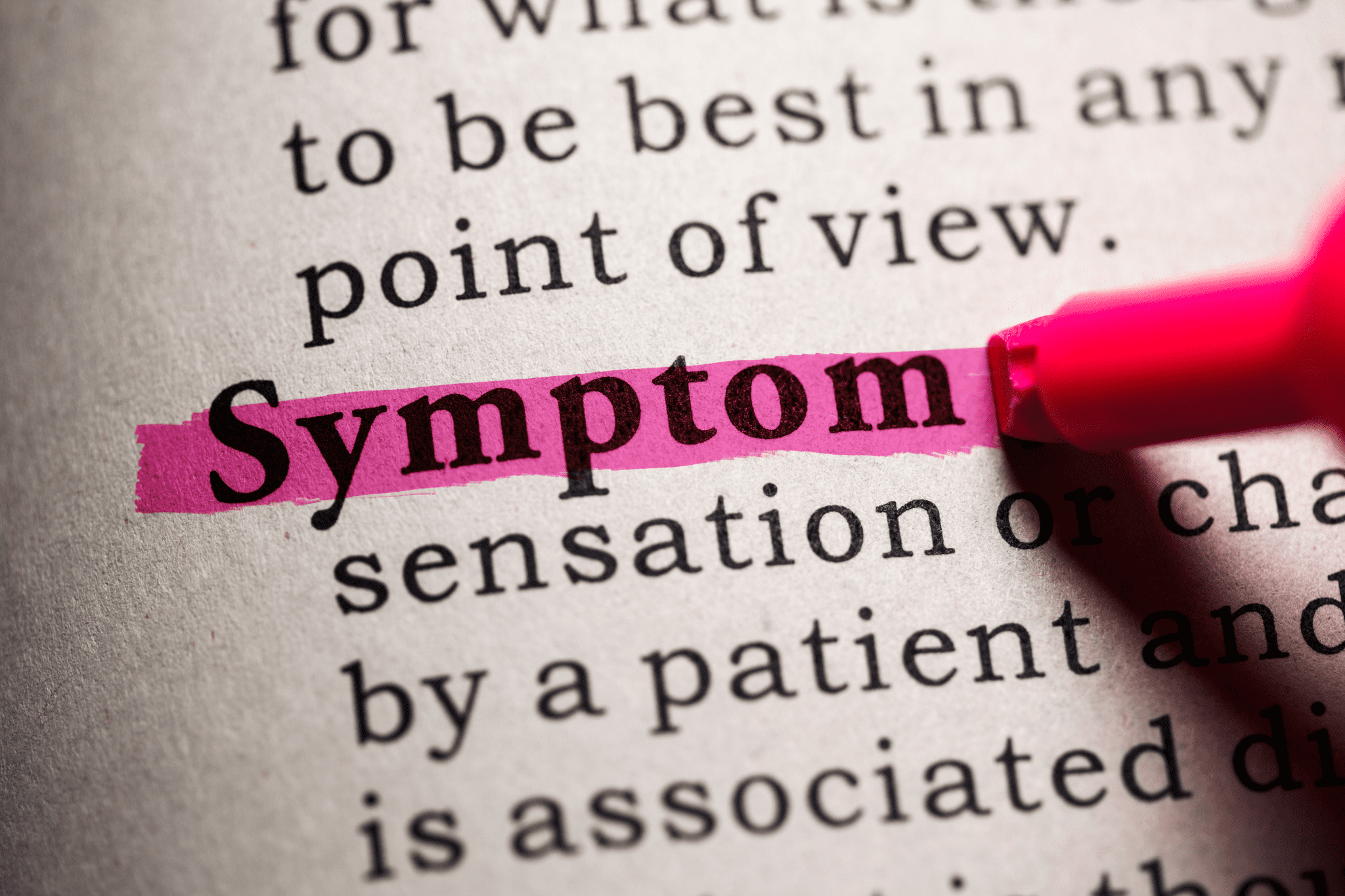 Buch indem Symptome mit Textmarker pink markiert wird
