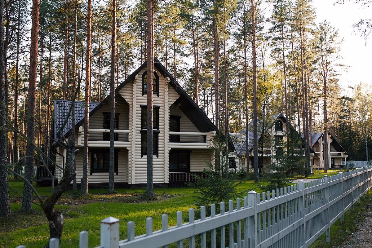 Дома спб ленинградская область. Отель царство-королевство в Рощино. Рощино царство королевство Ленинградская область. Рощино отель царство-королевство в Рощино. Царство королевство коттеджный поселок.