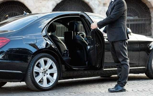 Корпоративная аренда авто с водителем: решение для крупных компаний и бизнес-туров