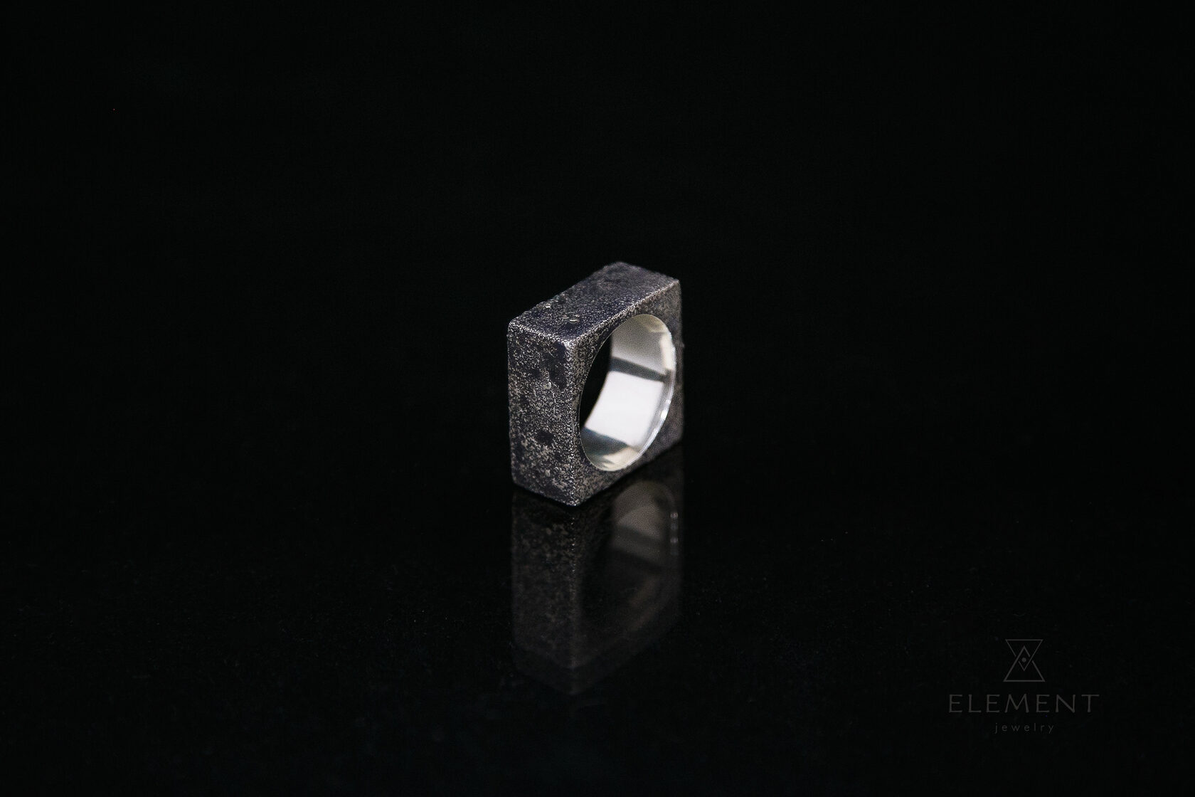 Кольцо с кубом