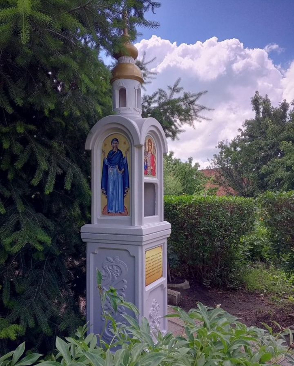 Мини часовня из бетона в виде часовни столба