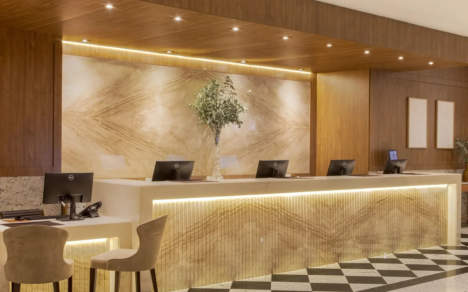 Ресепшен с деревянными панелями и шахматным полом, Windsor Plaza Copacabana