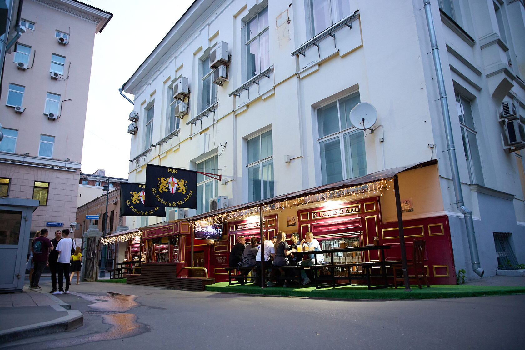 St.Peters & St.Anton PUB - Английский паб в центре Москвы - Никитский  переулок, д.2 (м. Охотный ряд)