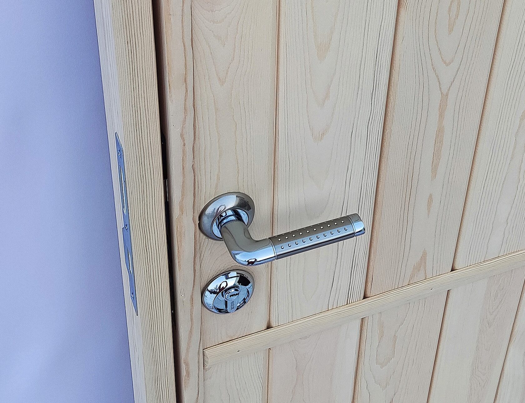 дверь с фурнитурой из сосны