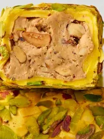 Рулет со вкусом дыни, фундучным кремом и миндалём — срез