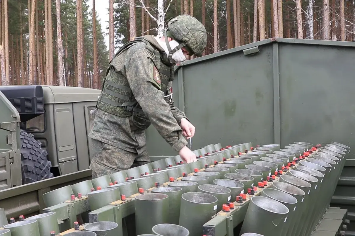  Современный пиротехник в каске и перчатках соединяет провода на пульте управления фейерверком, 13 ноября День фейерверкера.