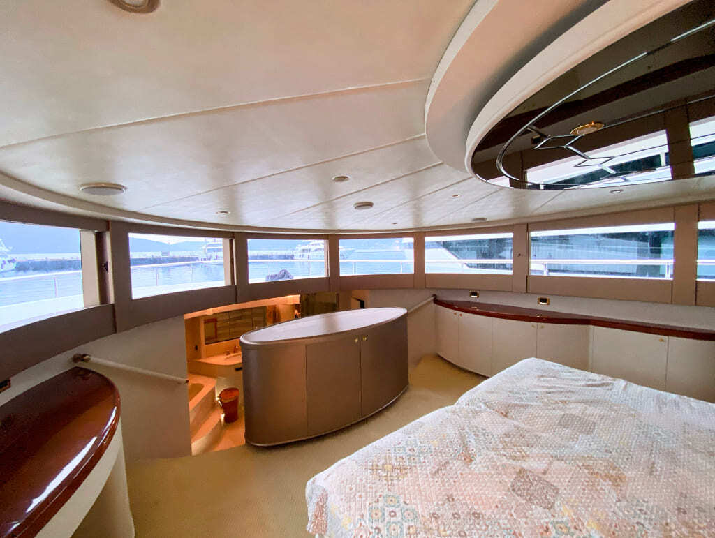 комната на яхте после оклейки в белую мебельную кожу пвх 