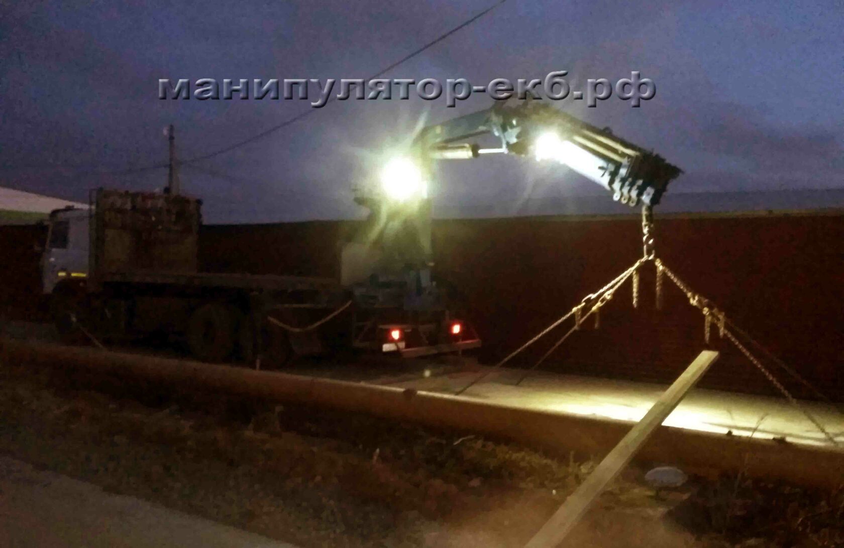 Манипулятор на монтаже дорожных плит