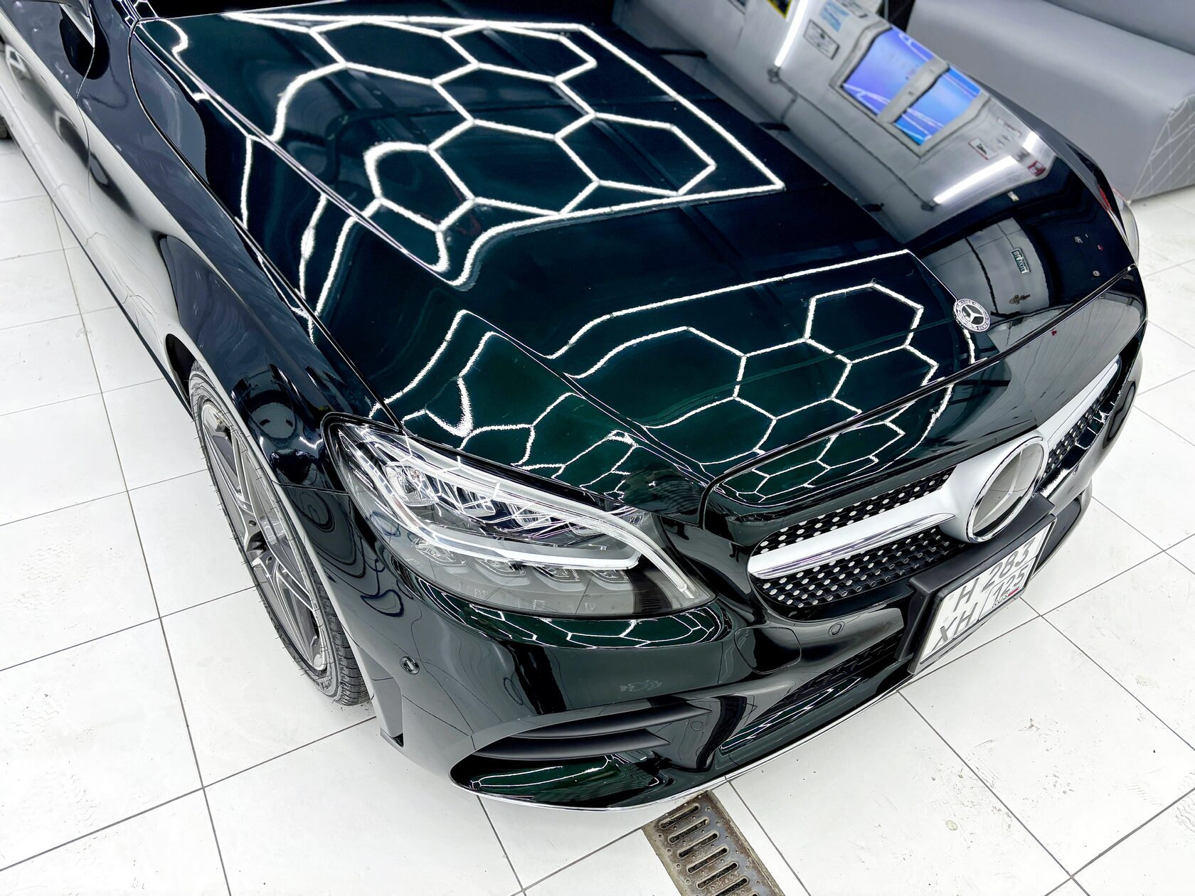 Капот и передняя часть Mercedes C-Class с чёткими отражениями света