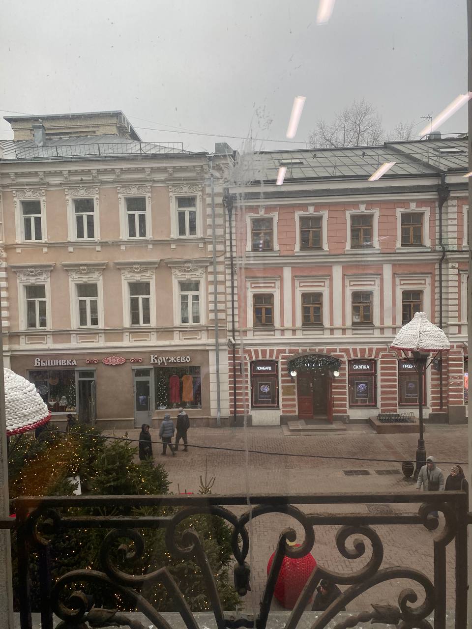 Вид из окна зала на Старый Арбат: пешеходная улица и старинные дома напротив