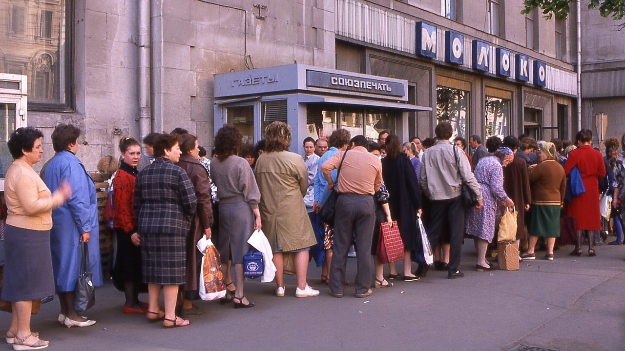 Очередь за молочной продукцией в позднем Советском Союзе.