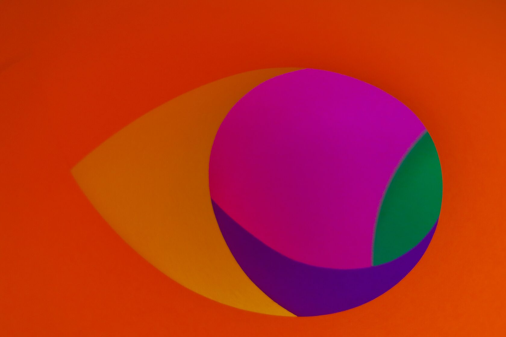 360 round. Фон контраст. Оранжевый фиолетовый зеленый логотип. Лого оранжевый и пурпурный. Розово оранжевый логотип.