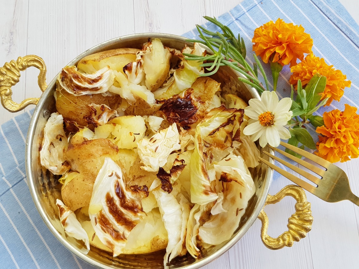 Картошка в духовке с капустой в масле