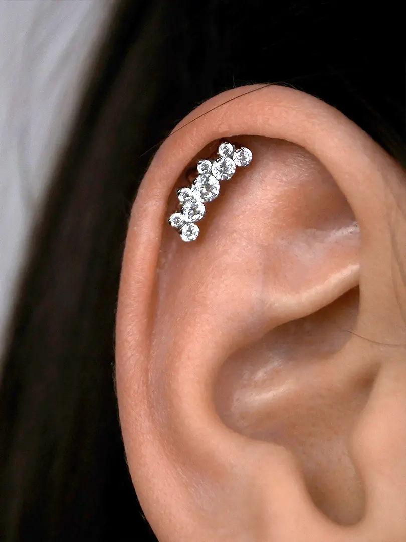 Заживший пирсинг Хеликс крупным планом