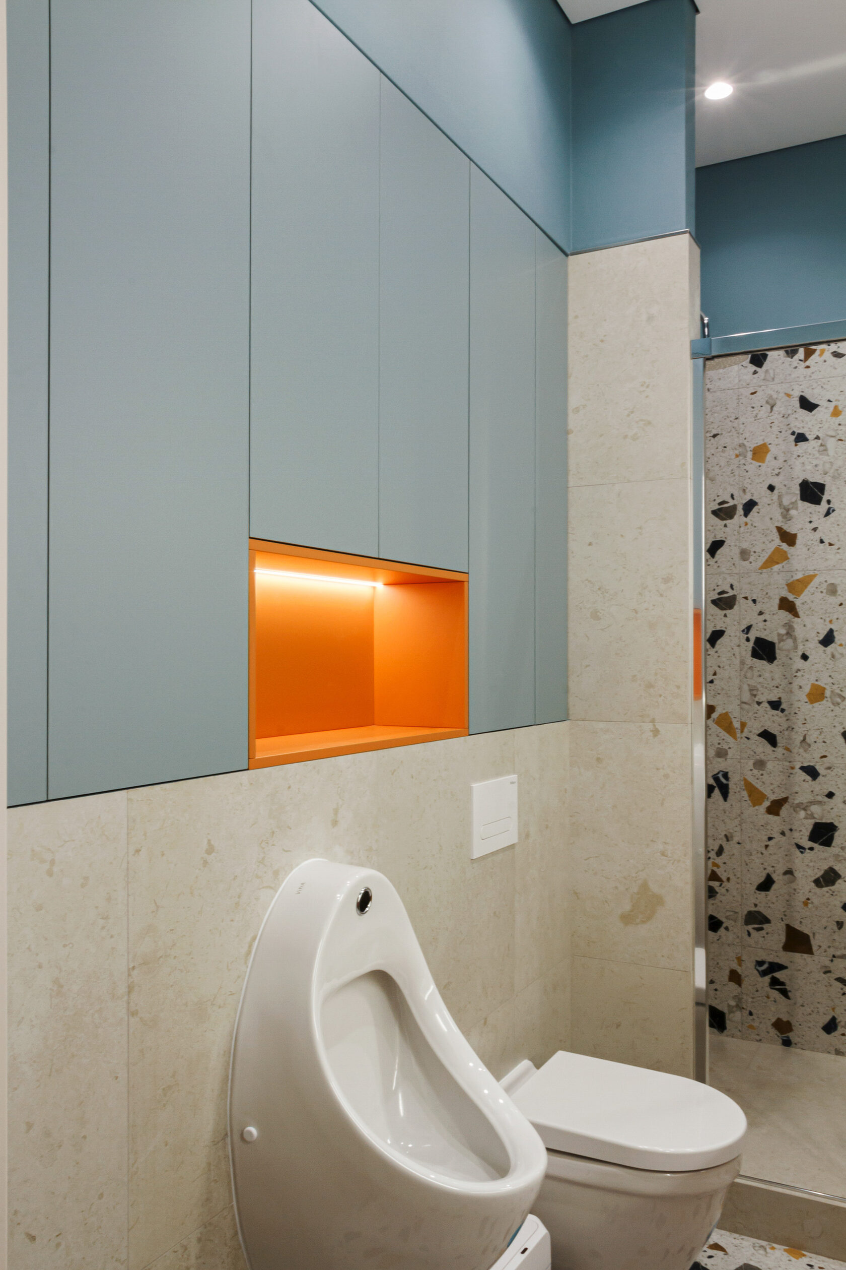 Встроенный шкаф в детскую ванную с нишей и скрытыми коммуникациями