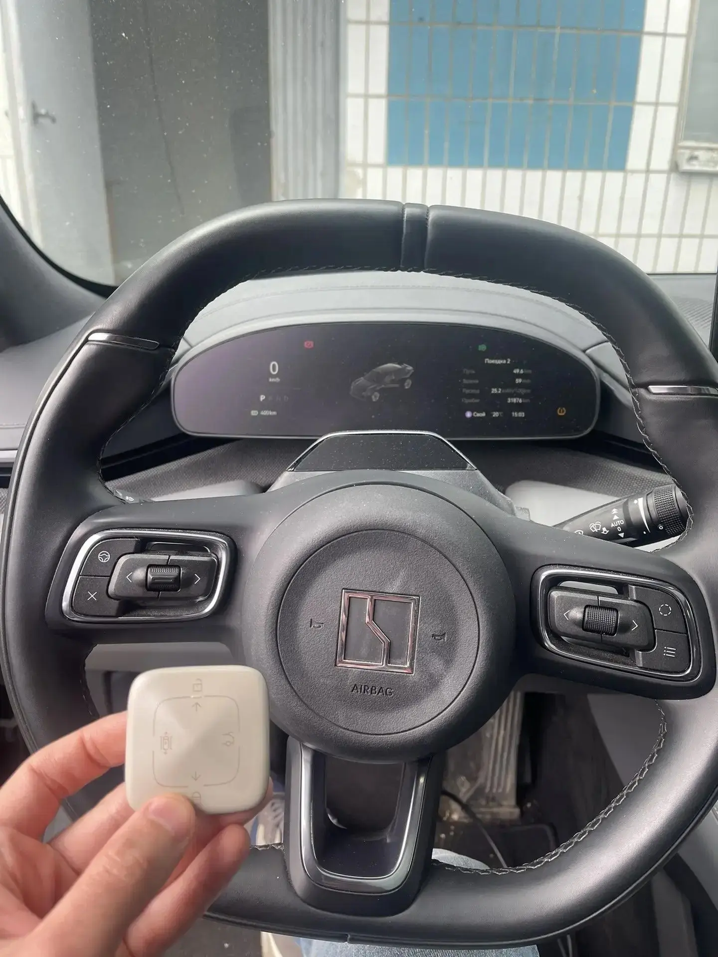 Ключ Zeekr в салоне автомобиля