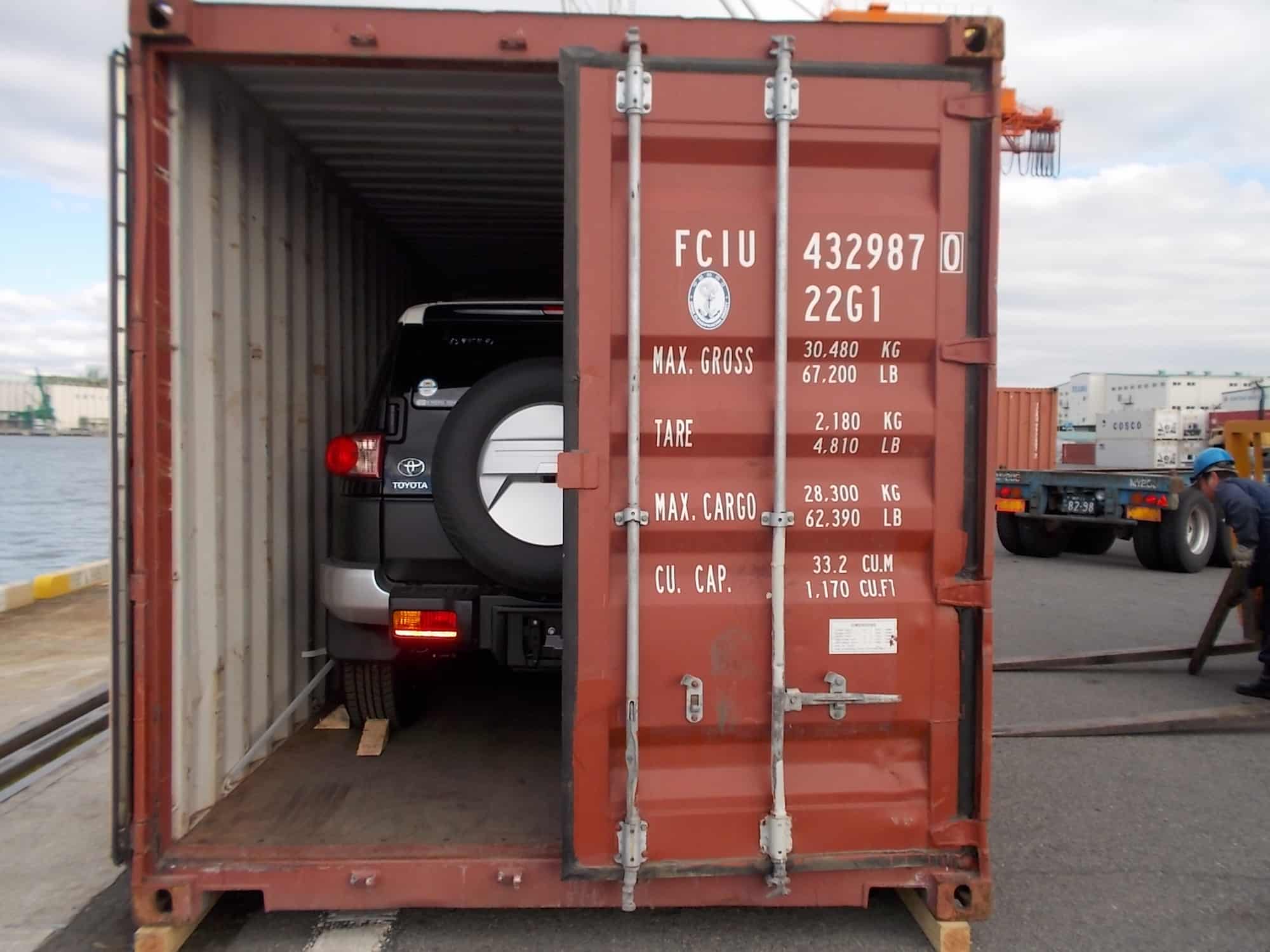 Есть контейнеры массой 7 тонн. Автомобильные грузоперевозки контейнеров. Перевозка автомобилей в контейнерах. Контейнер для грузоперевозок. Машина в контейнере.