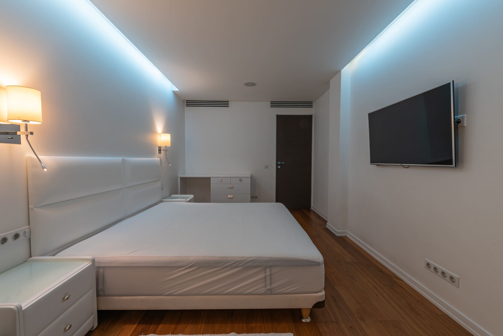 Ремонт маленькой ванной — компактная сантехника, зеркало с подсветкой, экономия пространства