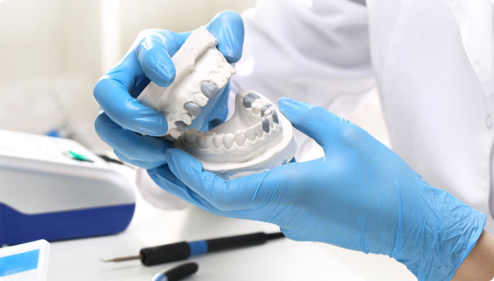 Врач занимающийся протезированием. Ортопедическая стоматология. Ортопедия зубов. Стоматология протезирование.