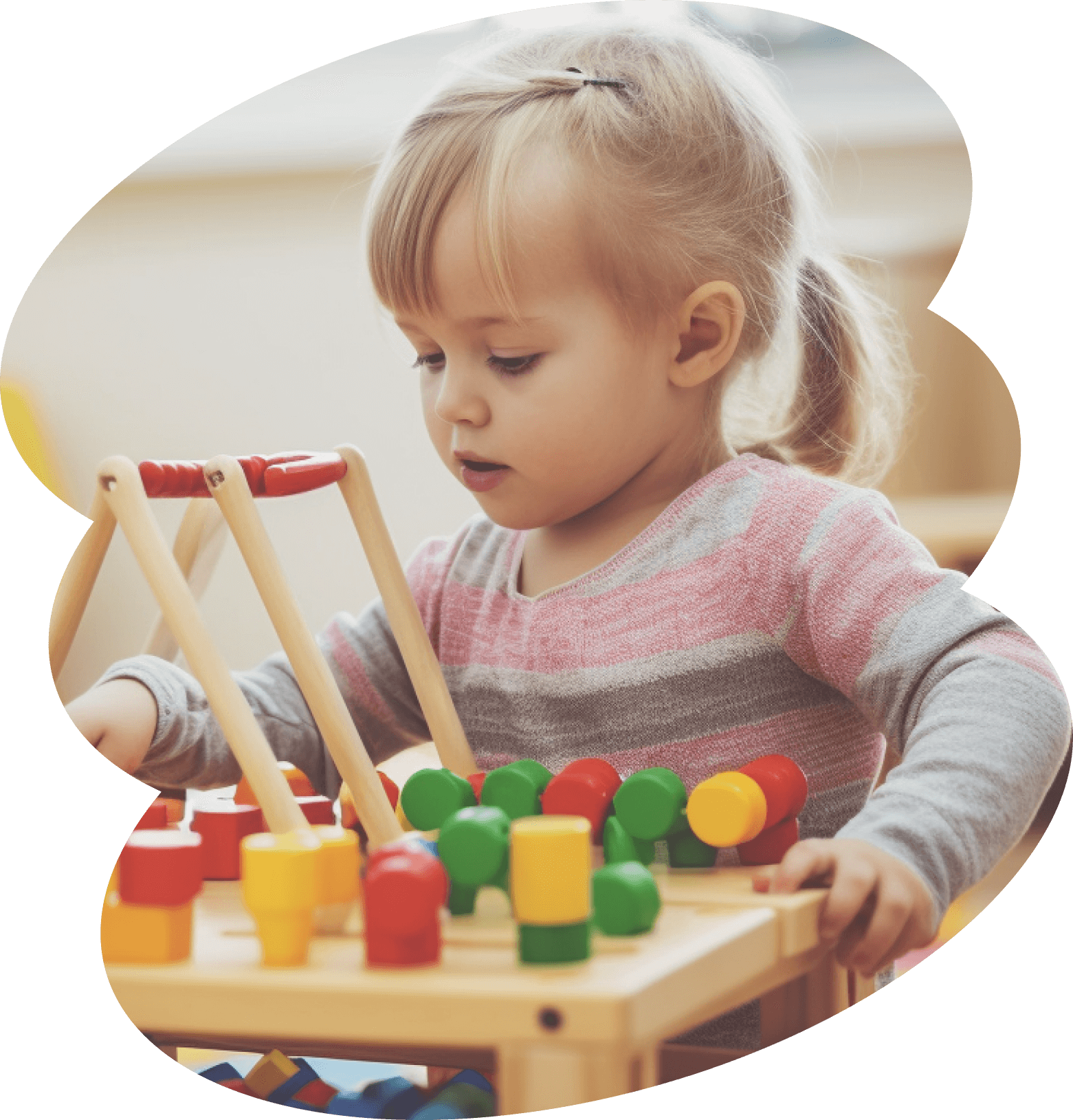 девочка играет