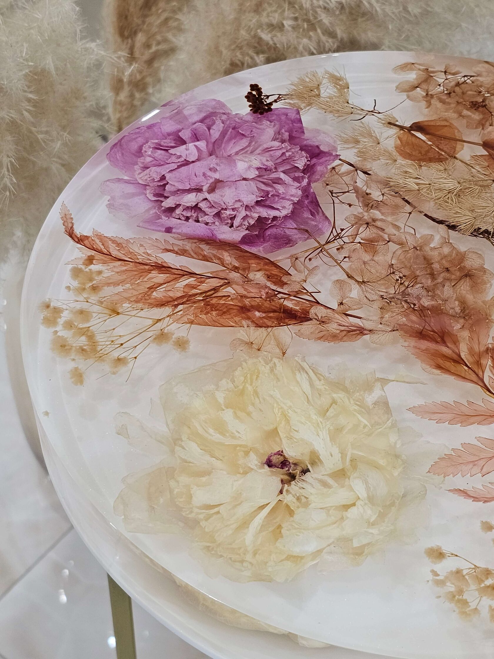 Журнальный стол из эпоксидной смолы и цветов ближний план