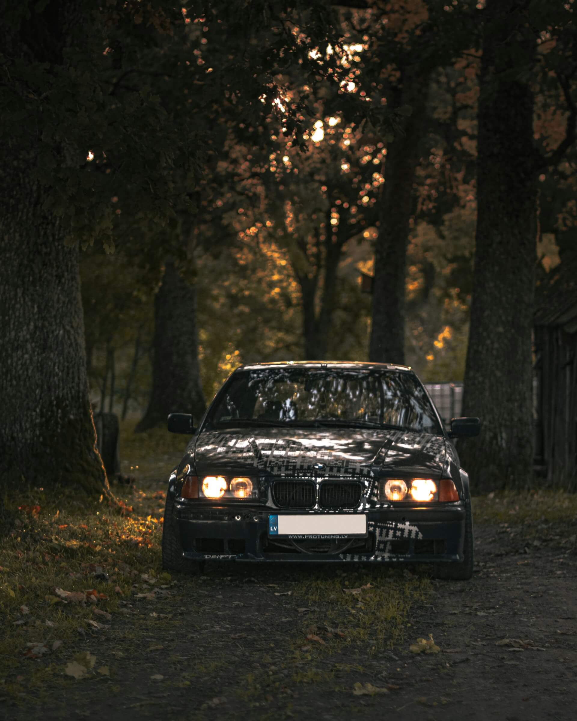 Автомобиль в темноте