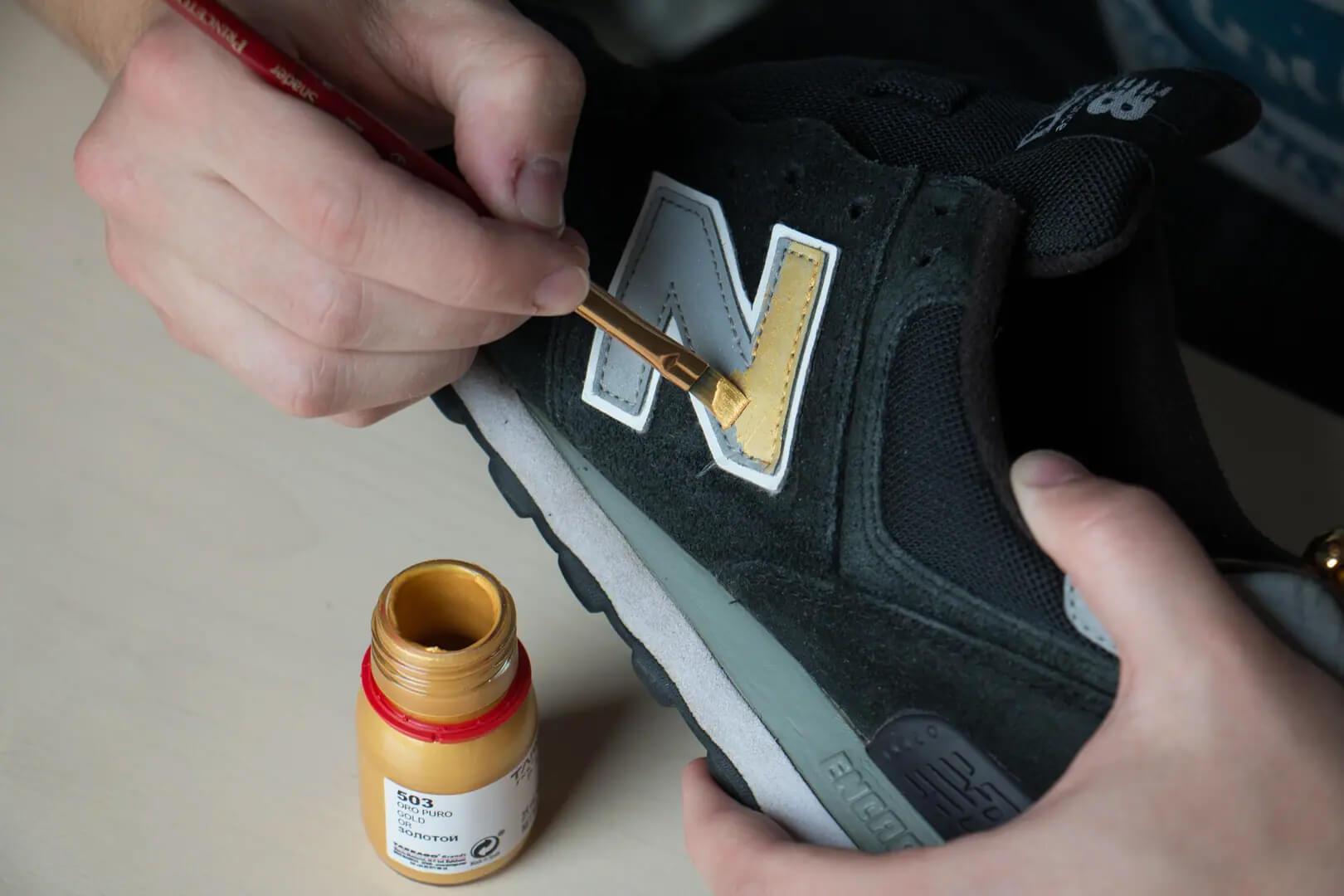 Шнурки New Balance 754. Чем заклеить кроссовки для покраски. Как стирать замшевые кроссовки. Как почистить Нью баланс из замши.