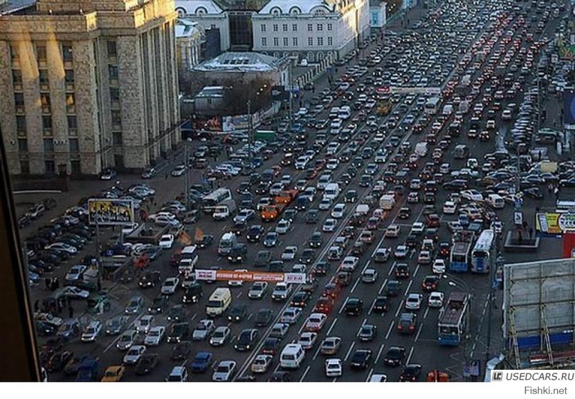 Исследование Global Traffic Scorecard, которое провела международная компания INRIX, показало, что водители в таком крупном мегаполисе как Москва, проводят в пробках в среднем 210 часов в год.