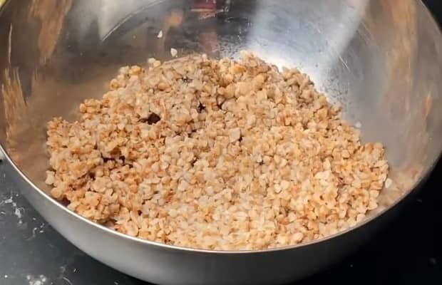 Приготовление постных котлет из гречки на сковороде: шаг 3