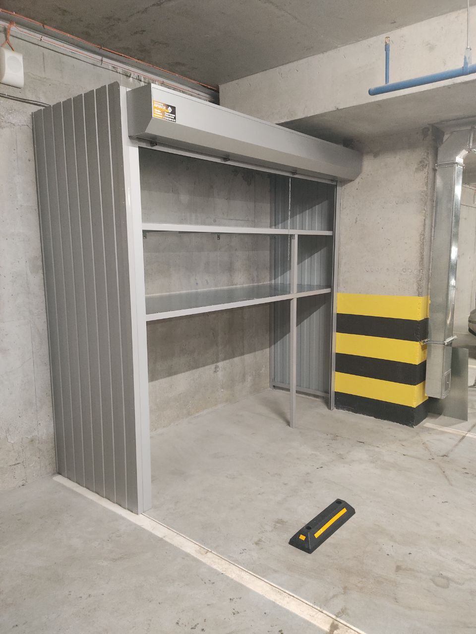 Шкаф с ролетой в паркинг (MaxParking) серебристого цвета из профлиста для сноубордов,лыж, покрышек вместо кладовки