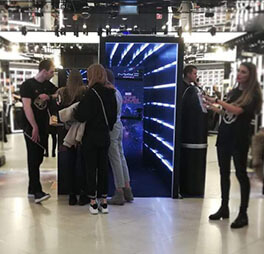 аренда неонового туннеля в магазине MAC