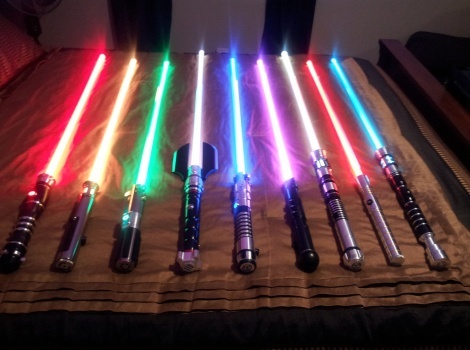 фото парня и девушки на романтическом свидании в публичном месте