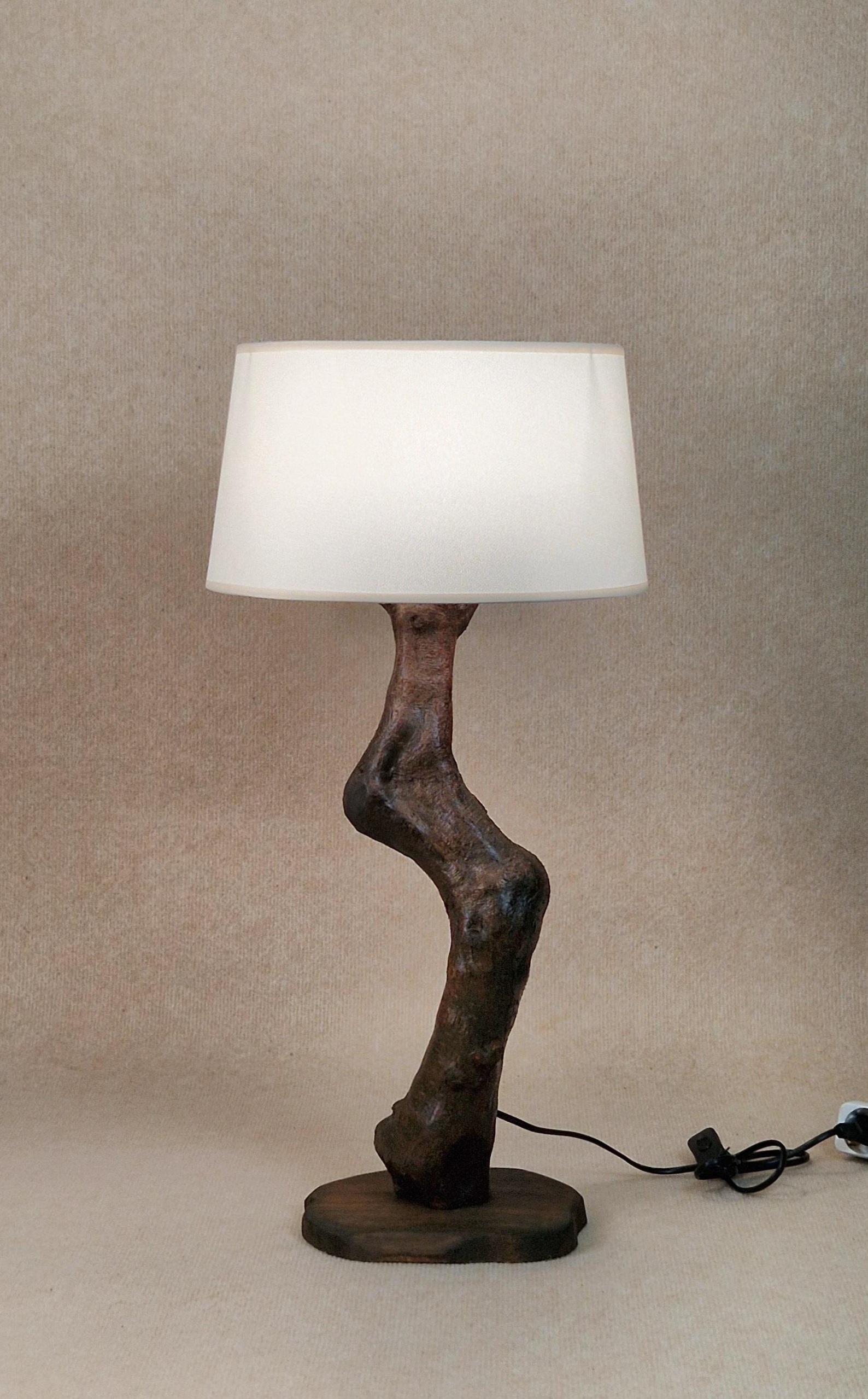 немецкая настольная лампа из дерева с белым абажуром