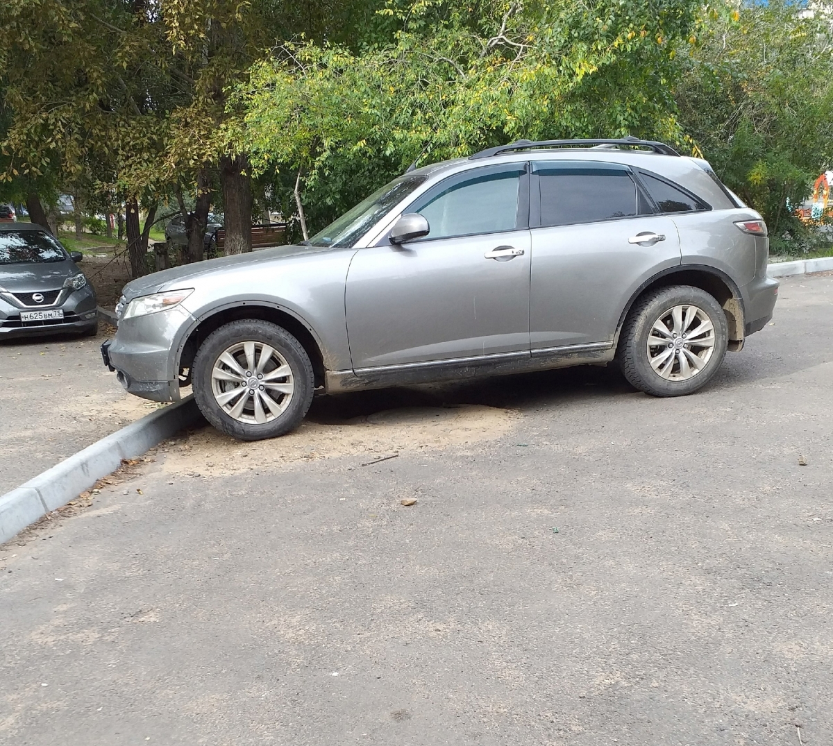 Infiniti FX 35 2005 mileage 300 thousand+