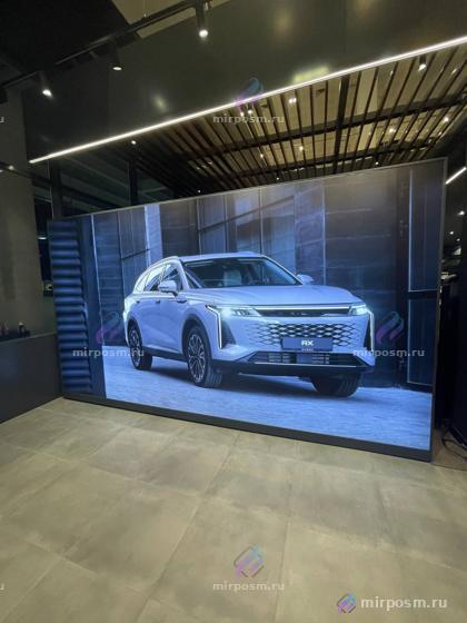 LED-экран с автомобилем в шоуруме