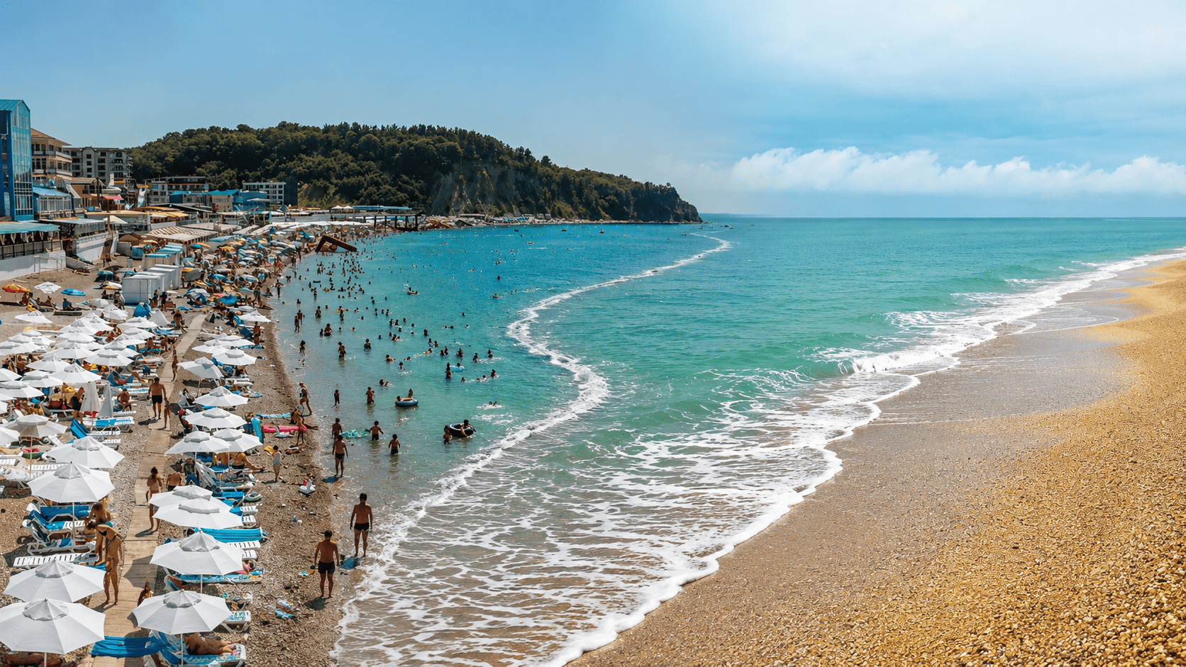 Коллаж из фотографии оживленного курорта на Черном море слева и фото Азовского пляжа слева