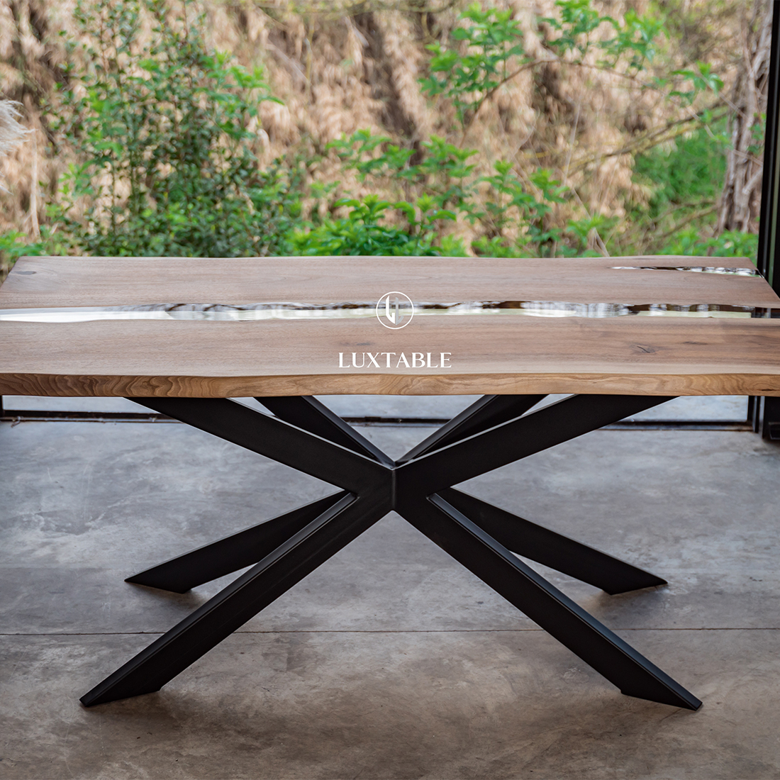 Epoxidharz Tische Alagoas aus europäischem Nussbaum und hellblauem Epoxidharz mit Metallic Effekt