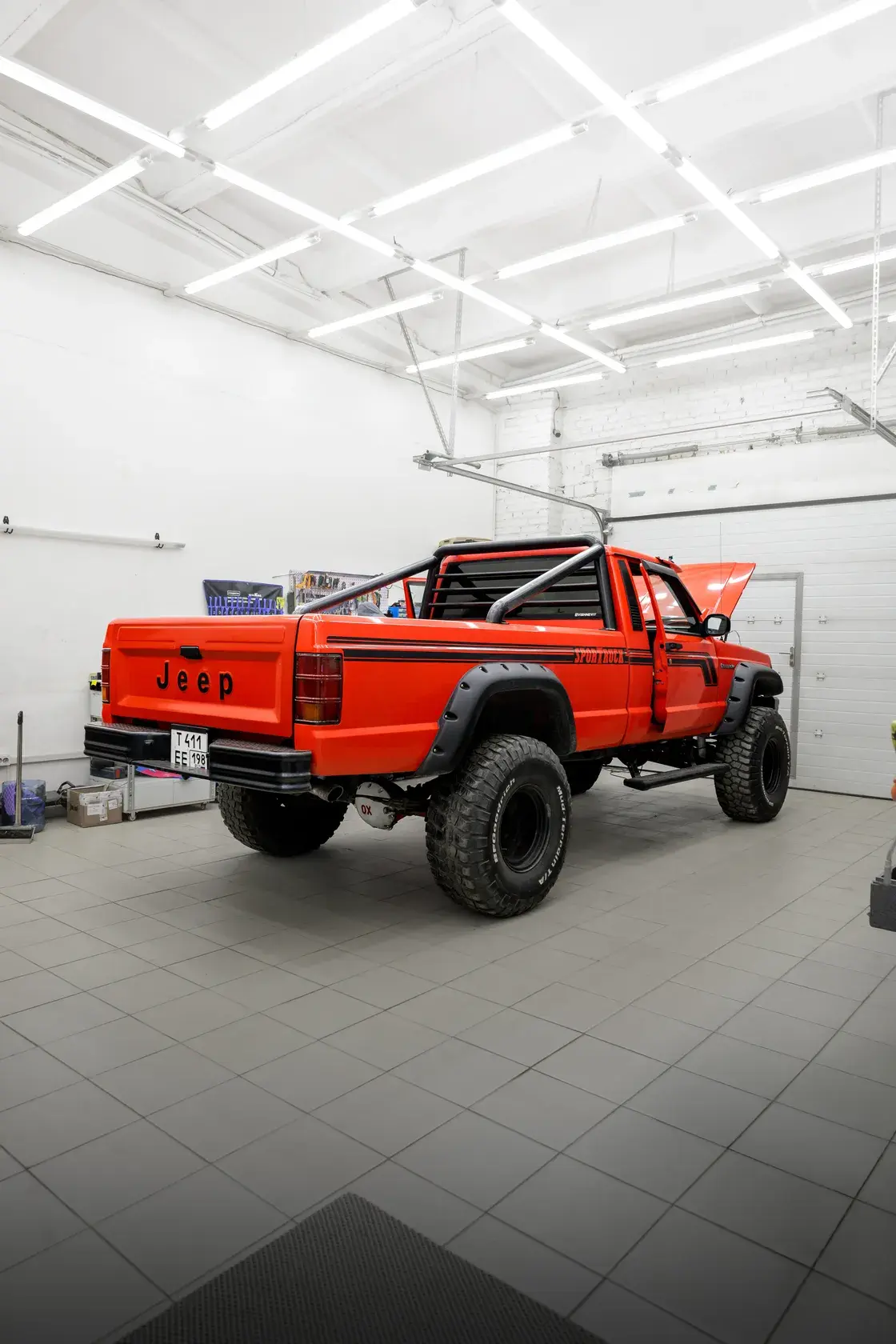 Jeep Comanche сзади: задние фонари и камера
