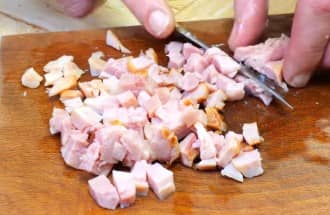 Приготовление салата «Невеста» с копчёной курицей и плавленным сыром: шаг 4