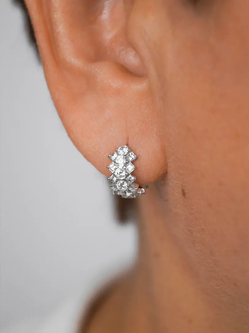 Пирсинг мочки уха с аккуратным украшением