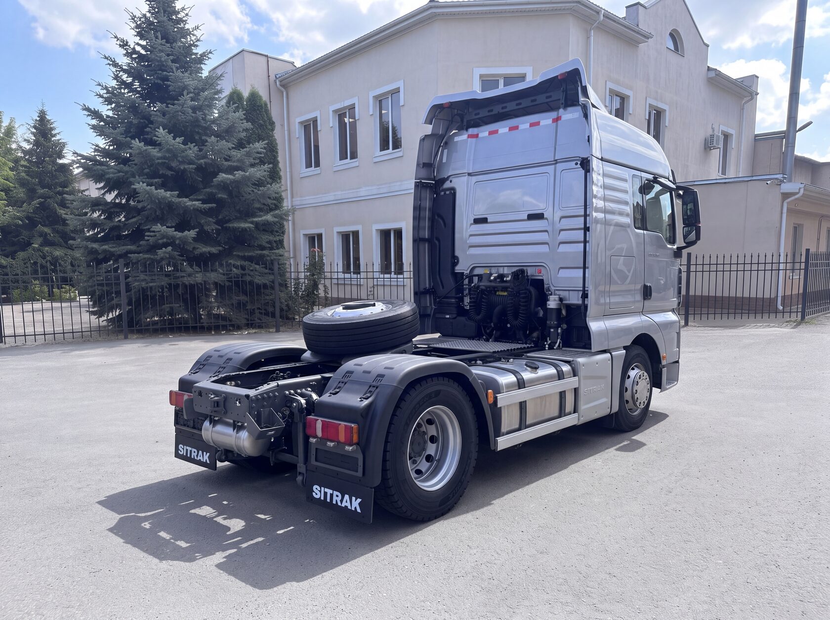 SITRAK C7H MAX 2024, вид шасси и кабины сзади